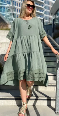 Abigail kjole med blondekanter og snører khaki LikeLondon