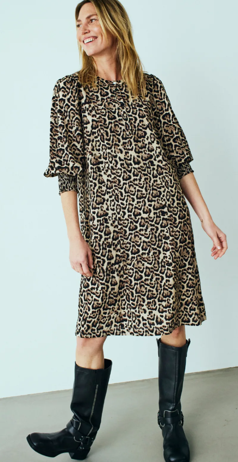 Aby kjole med leoprint oxford tan