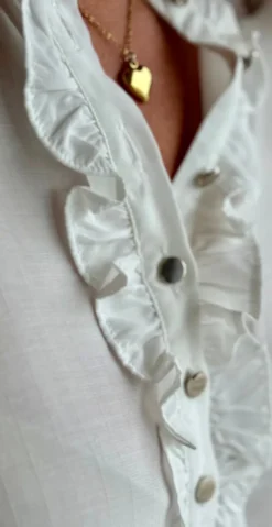 April bluse med flæse off white