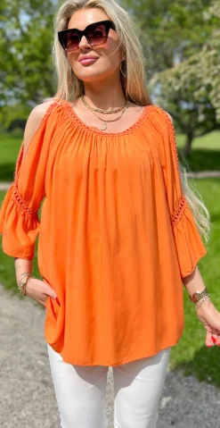 Arabella bluse med blondekanter og åben ved skulderen orange LikeLondon