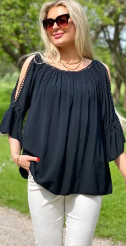Arabella bluse med blondekanter og åben ved skulderen sort LikeLondon