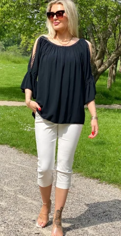 Arabella bluse med blondekanter og åben ved skulderen sort LikeLondon