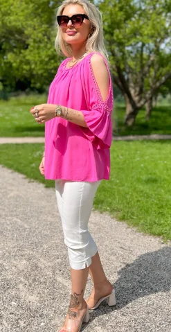 Arabella bluse med blondekanter og åben ved skulderen pink LikeLondon
