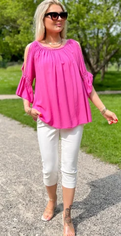 Arabella bluse med blondekanter og åben ved skulderen pink LikeLondon