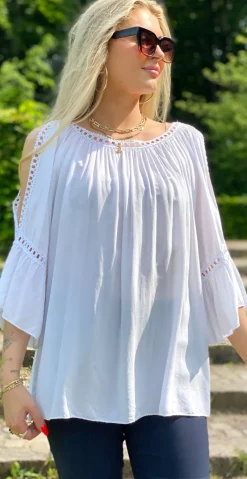 Arabella bluse med blondekanter og åben ved skulderen hvid LikeLondon