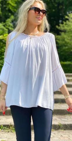 Arabella bluse med blondekanter og åben ved skulderen hvid LikeLondon