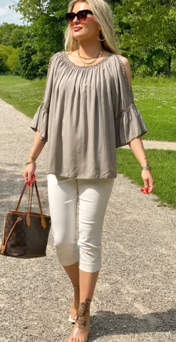Arabella bluse med blondekanter og åben ved skulderen fango LikeLondon
