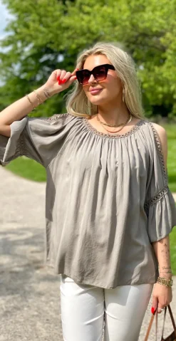 Arabella bluse med blondekanter og åben ved skulderen fango LikeLondon