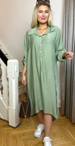 Astrid skjortekjole med knapper i siden khaki LikeLondon