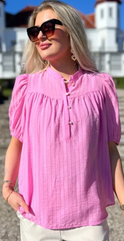 Bella bluse med knapdetaljer fuchsia pink