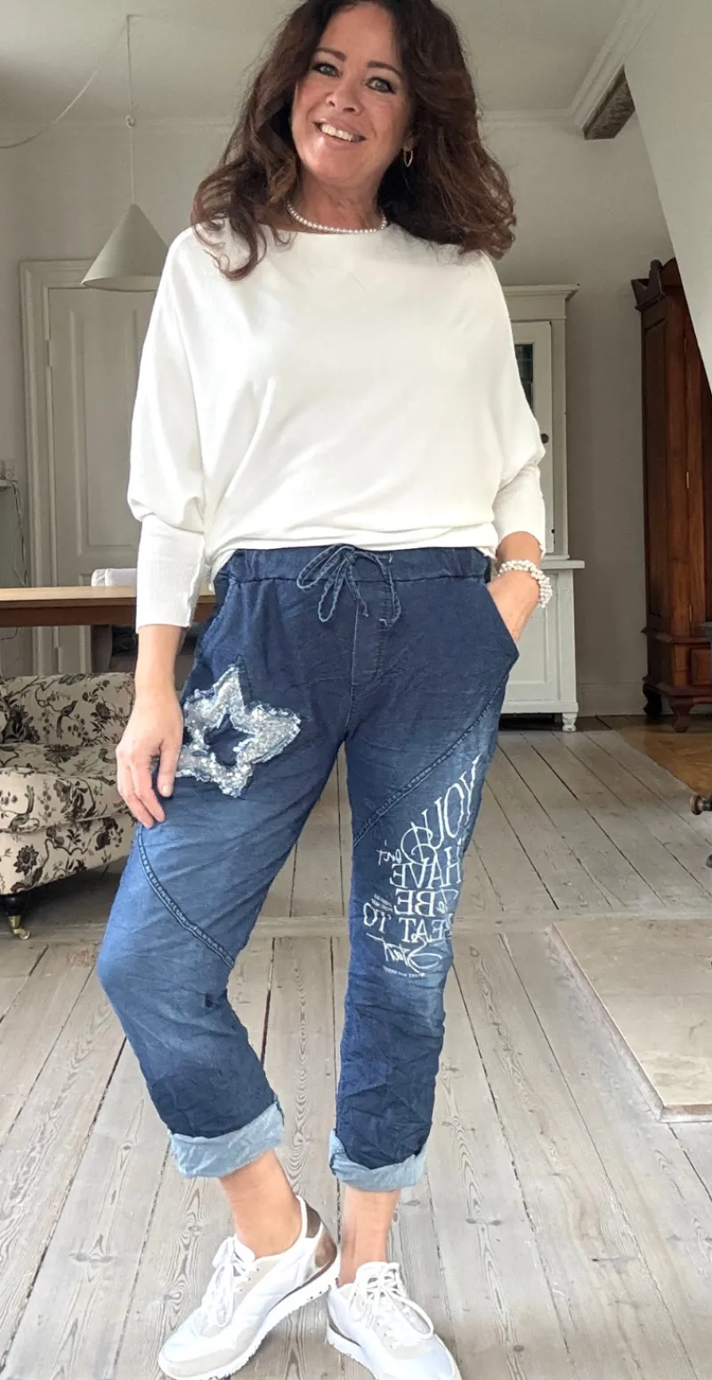 Benedikte denimbusker med tekst og pailletstjerne Mørk denim LikeLondon
