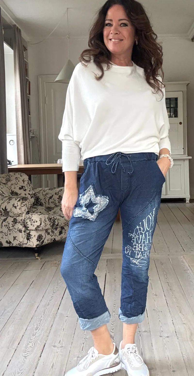 Benedikte denimbusker med tekst og pailletstjerne Mørk denim LikeLondon