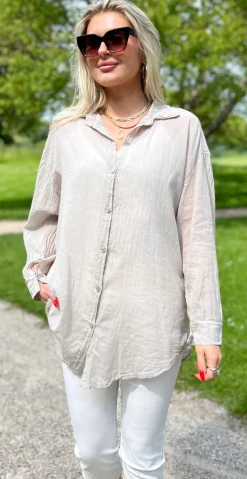 Bernadotte skjorte med perlemors knapper beige LikeLondon