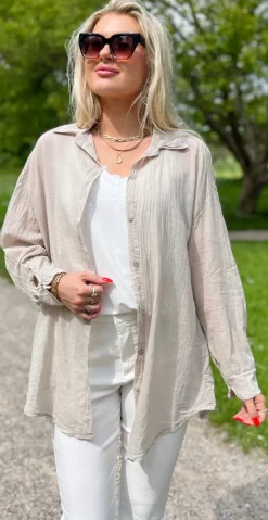 Bernadotte skjorte med perlemors knapper beige LikeLondon