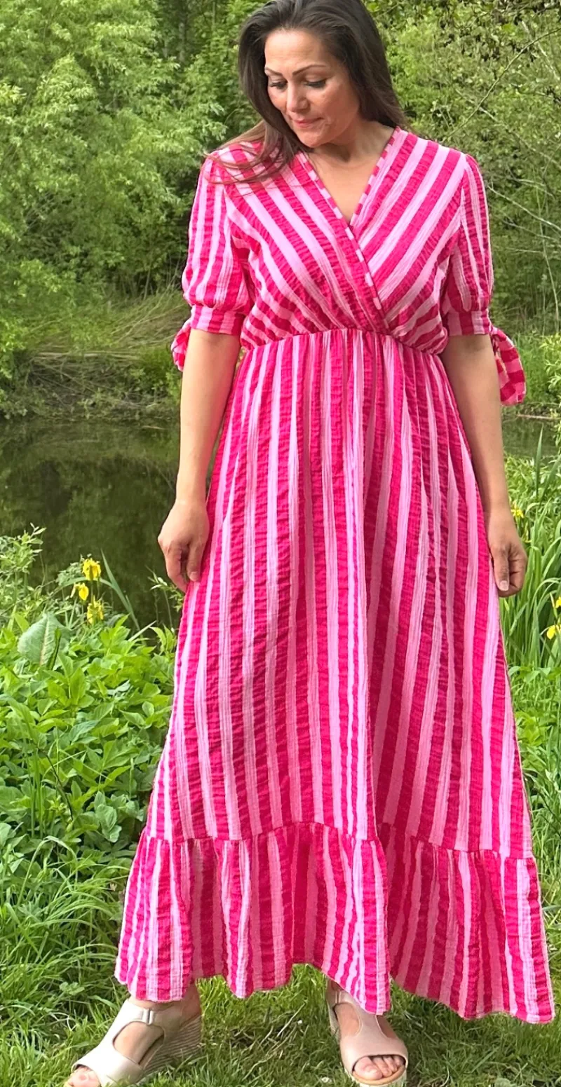 Camilla kjole med striber og bindebånd ved ærmerne pink LikeLondon By Christina