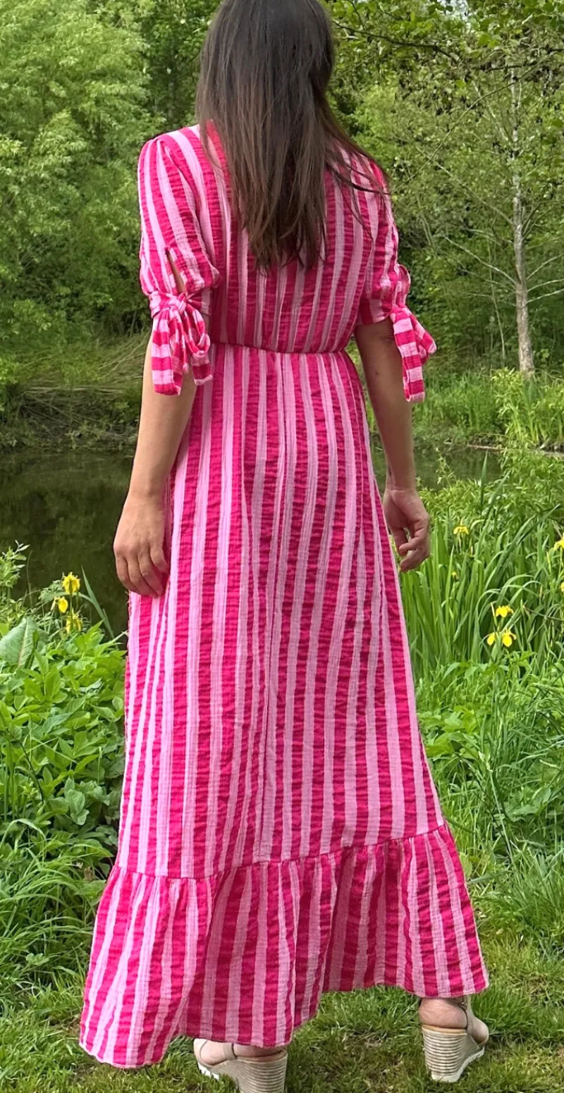 Camilla kjole med striber og bindebånd ved ærmerne pink LikeLondon By Christina