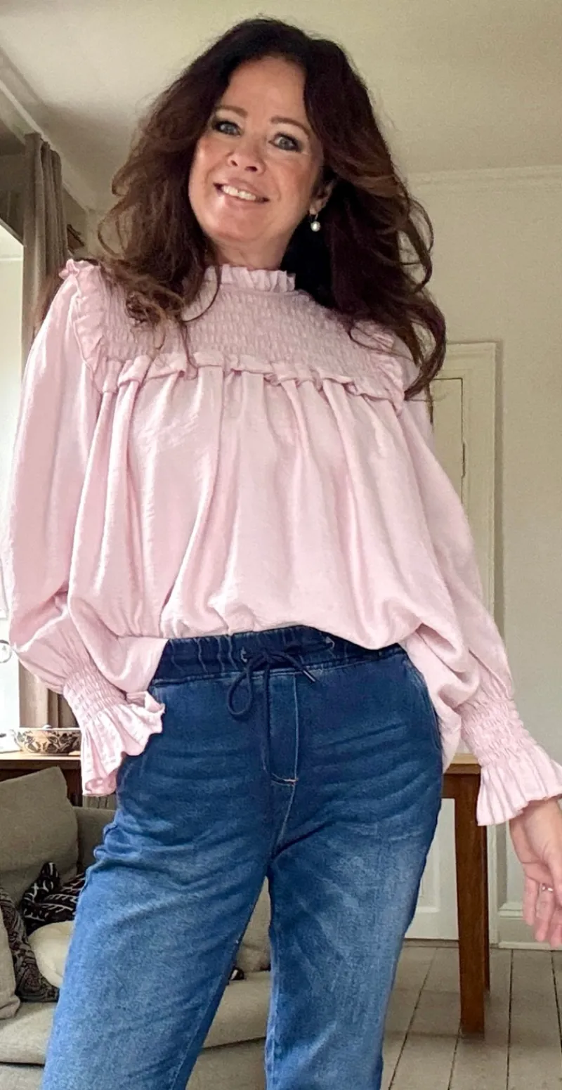 Carmela bluse med smock og flæsedetaljer pink LikeLondon