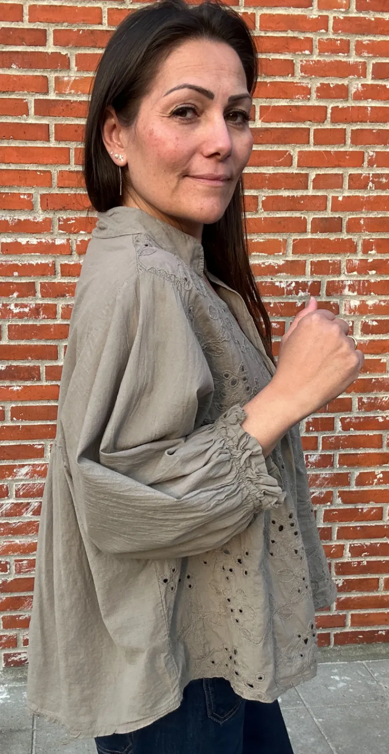 Cassandra bluse med broderi mocca LikeLondon by Christina