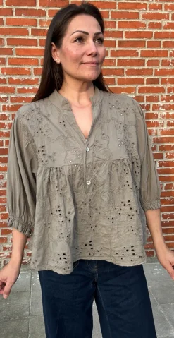 Cassandra bluse med broderi mocca LikeLondon by Christina