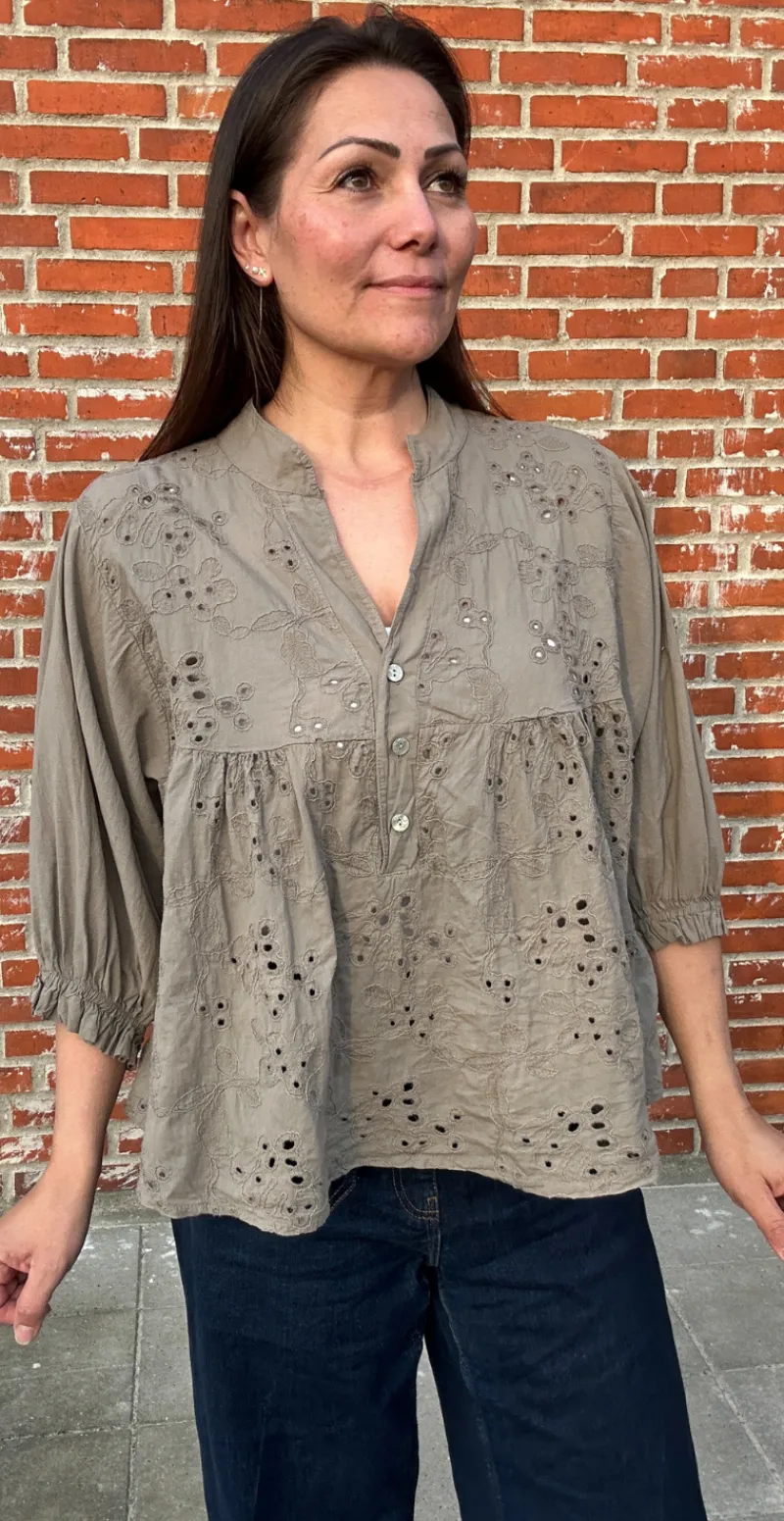 Cassandra bluse med broderi mocca LikeLondon by Christina