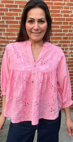 Cassandra bluse med broderi pink LikeLondon by Christina