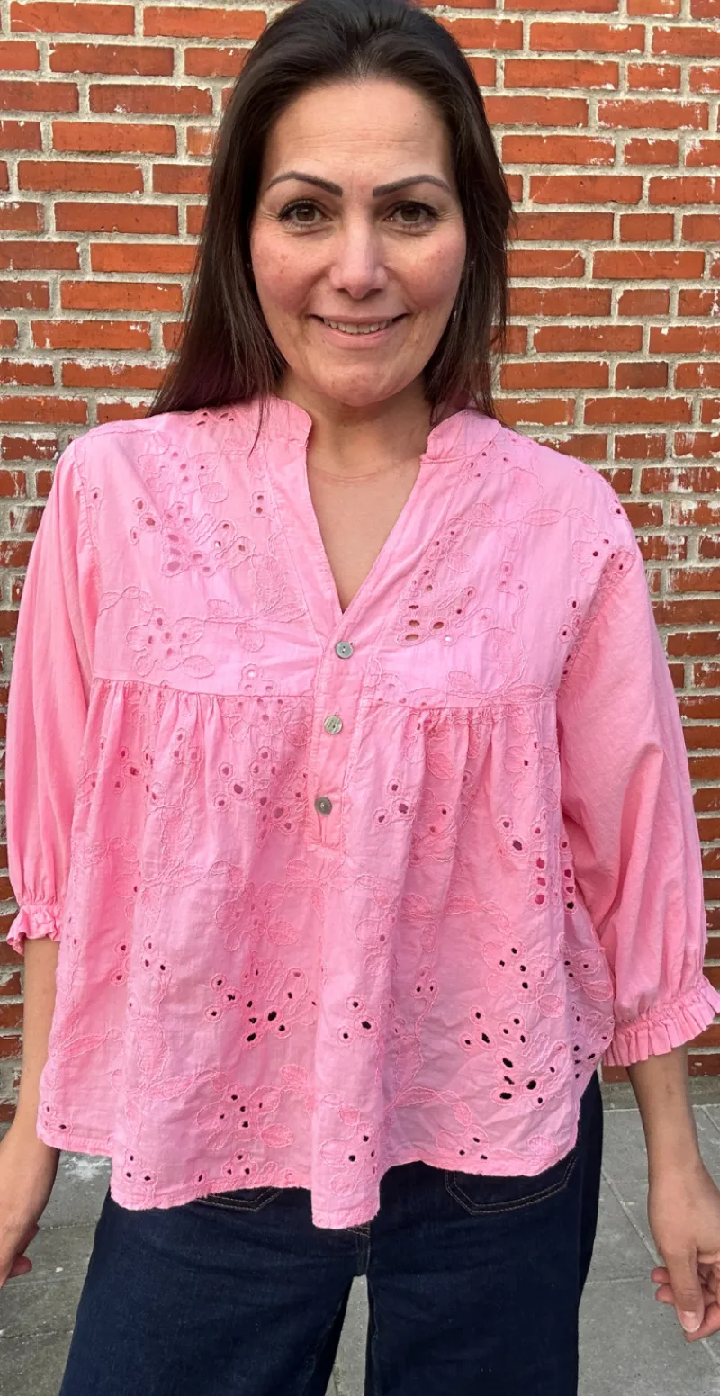 Cassandra bluse med broderi pink LikeLondon by Christina
