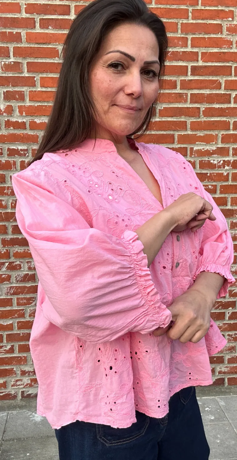 Cassandra bluse med broderi pink LikeLondon by Christina