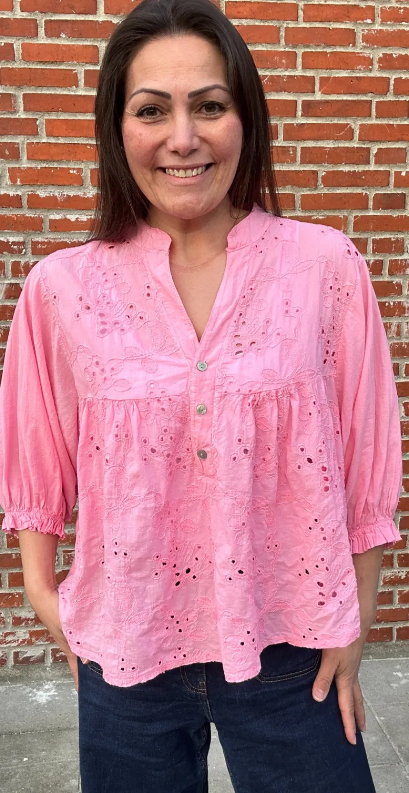 Cassandra bluse med broderi pink LikeLondon by Christina