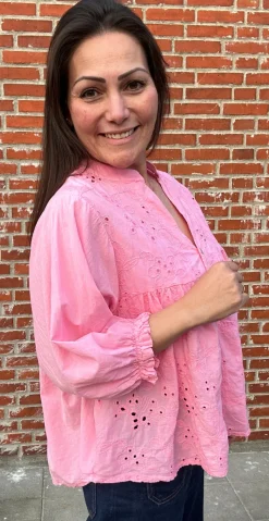 Cassandra bluse med broderi pink LikeLondon by Christina