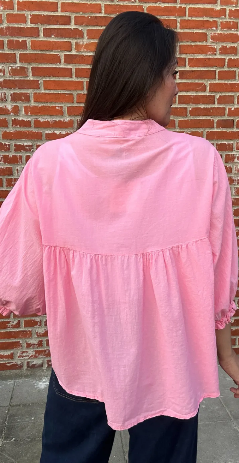 Cassandra bluse med broderi pink LikeLondon by Christina