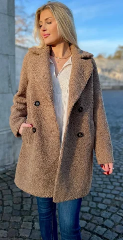 Cassie teddy-jakke camel