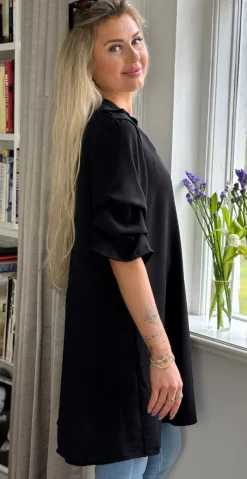 Castanja tunika med draperede detaljer sort LikeLondon