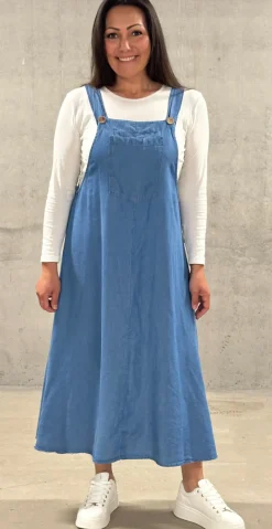 Cecilie kjole regulerbar strop og lomme medium jeans LikeLondon By Christina