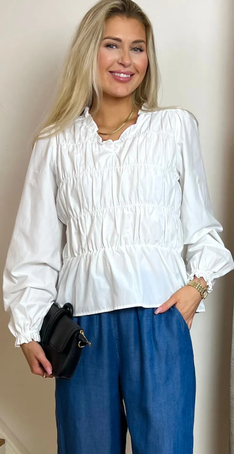 Celeste bluse med smock og v-hals hvid