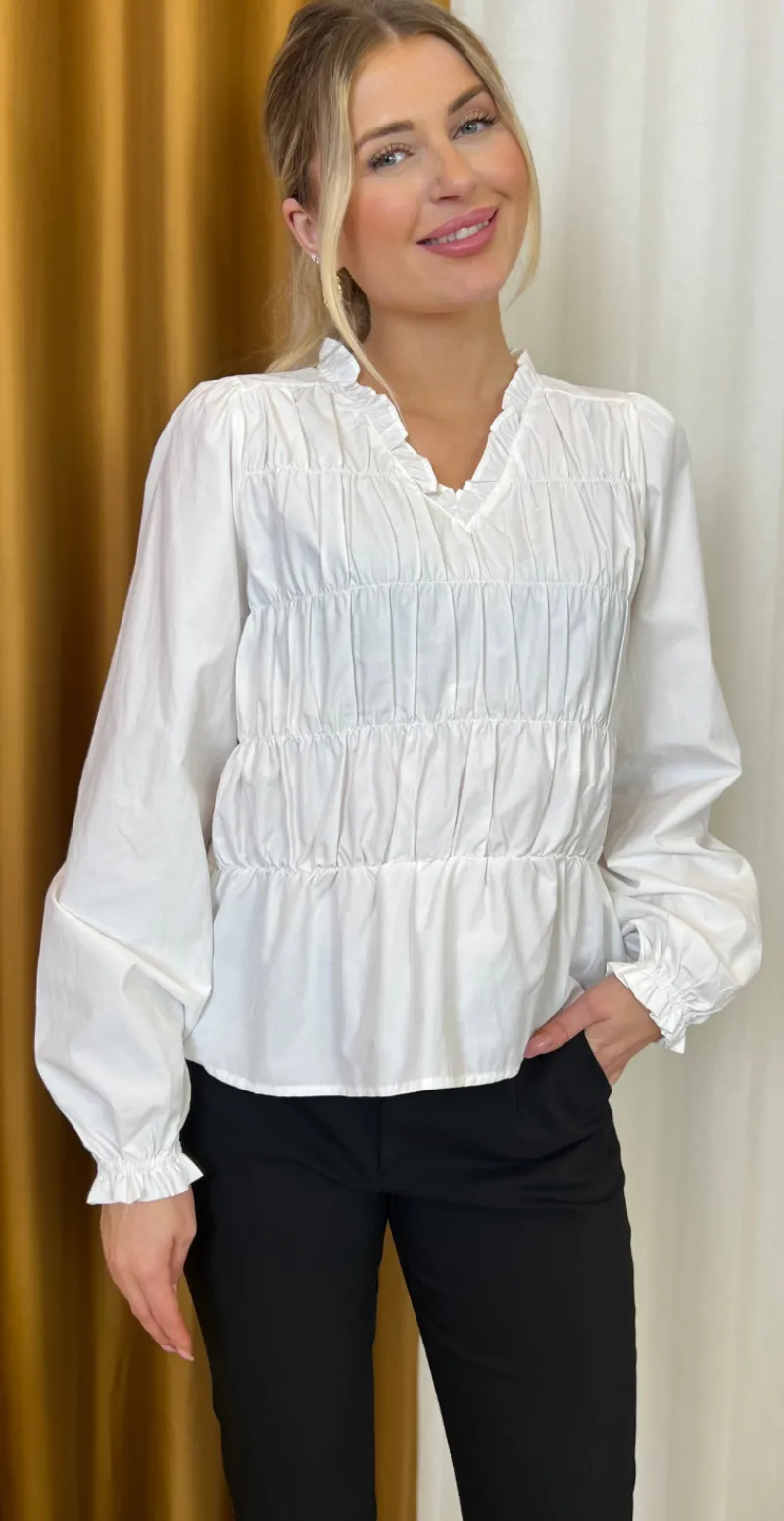 Celeste bluse med smock og v-hals hvid