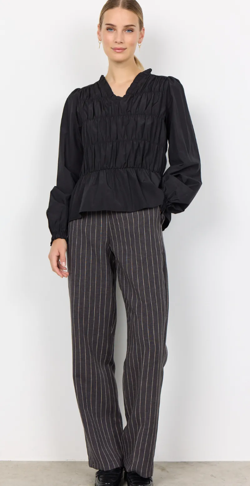 Celeste bluse med smock og v-hals sort