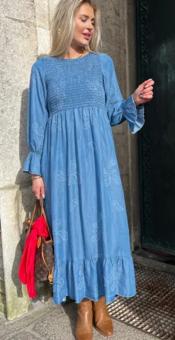 Chiara kjole med paisley og smock medium denim LikeLondon