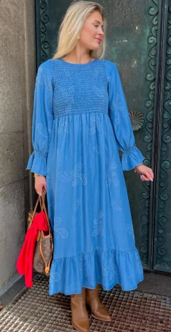 Chiara kjole med paisley og smock medium denim LikeLondon