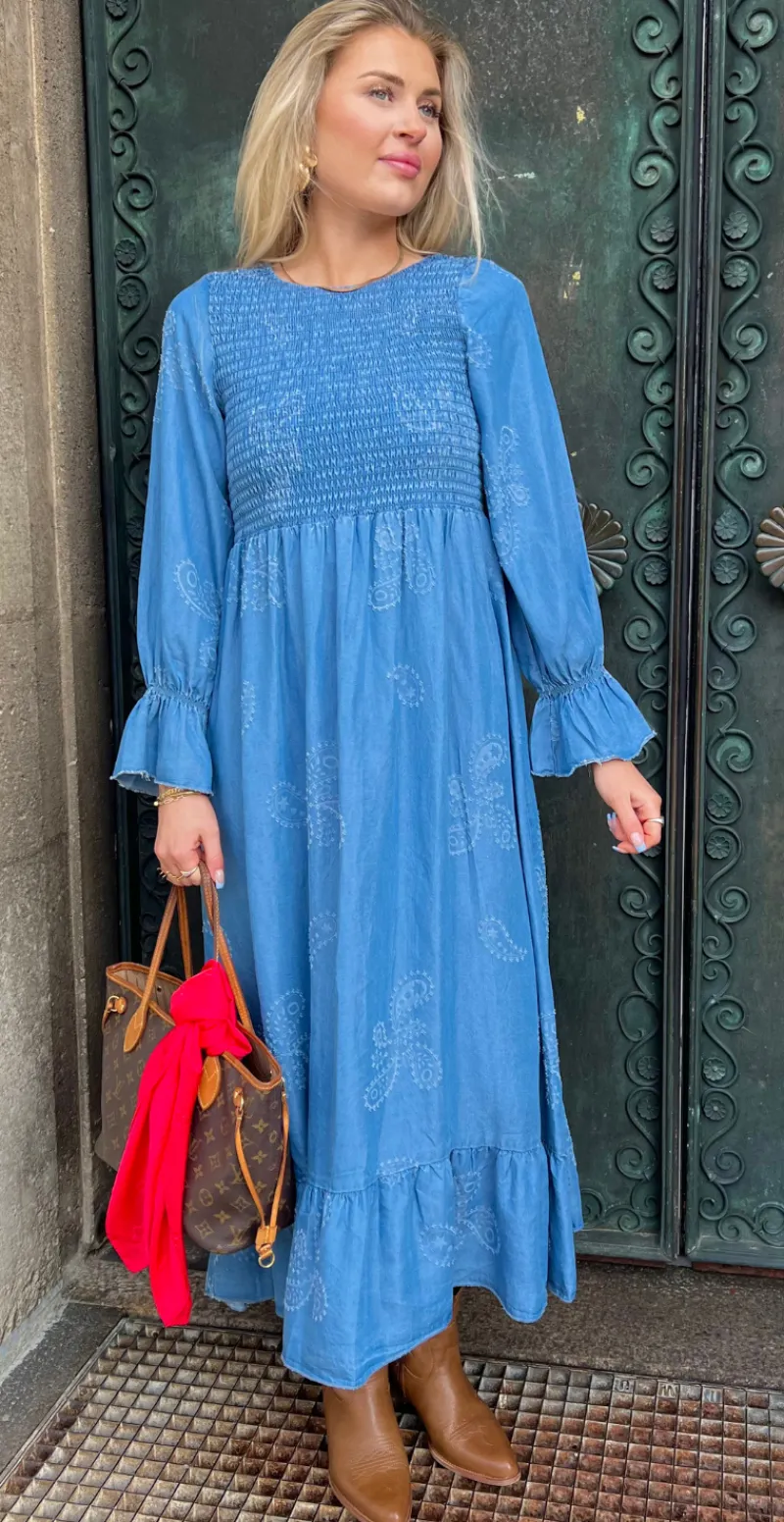 Chiara kjole med paisley og smock medium denim LikeLondon