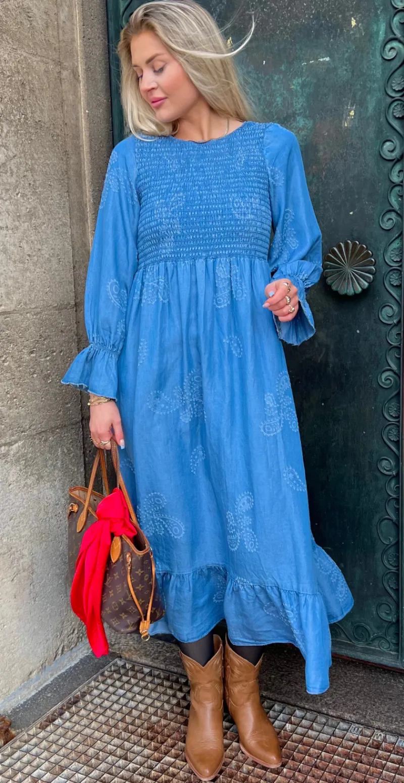 Chiara kjole med paisley og smock medium denim LikeLondon