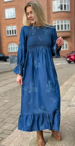 Chiara kjole med paisley og smock dark denim LikeLondon