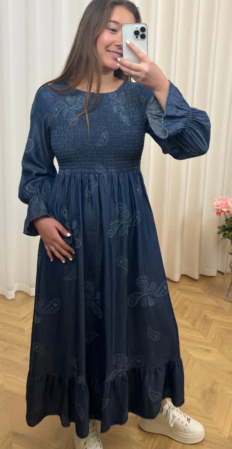 Chiara kjole med paisley og smock dark denim LikeLondon