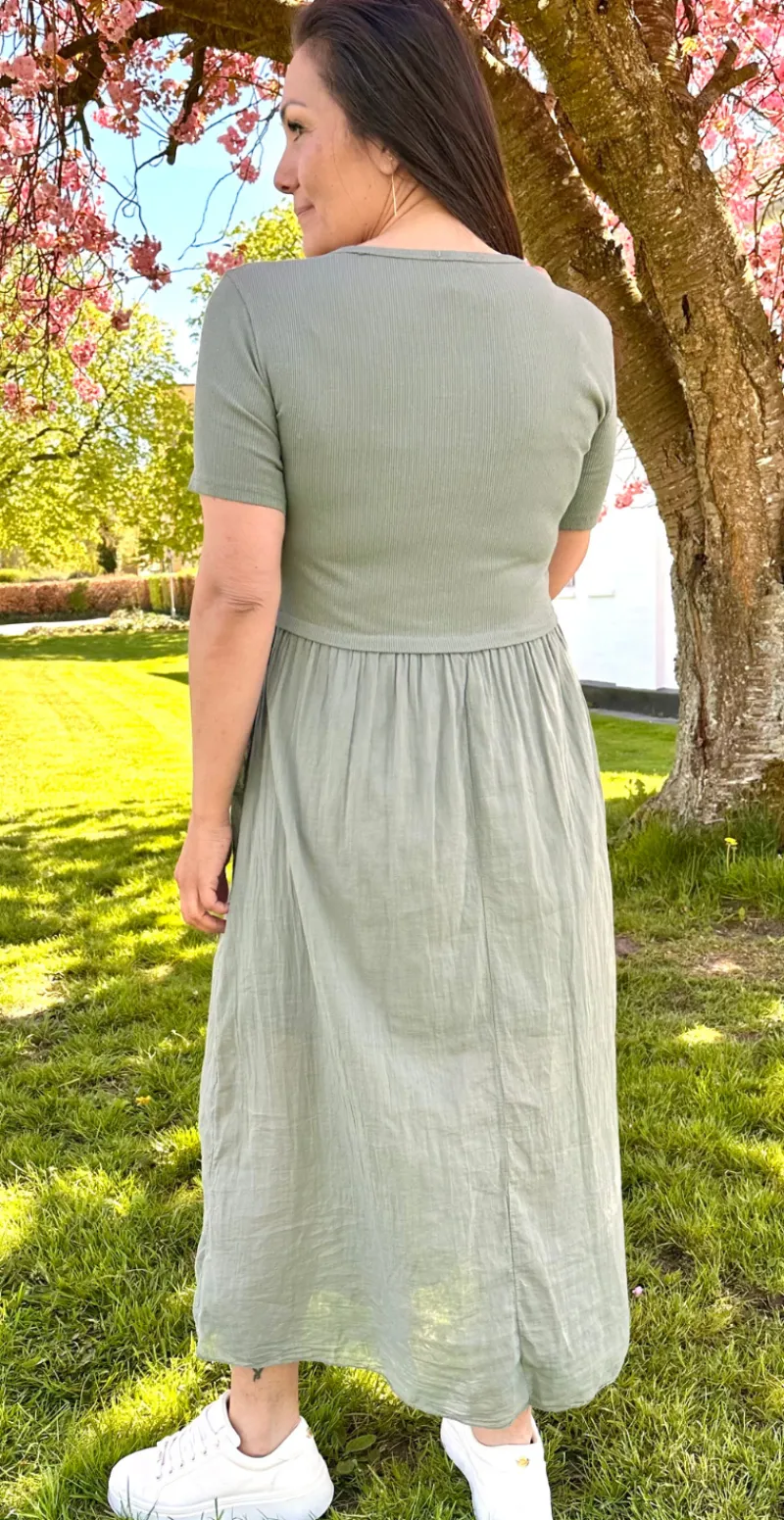 Christiane kjole med V-udskæring og overdel i rib khaki LikeLondon by Christina