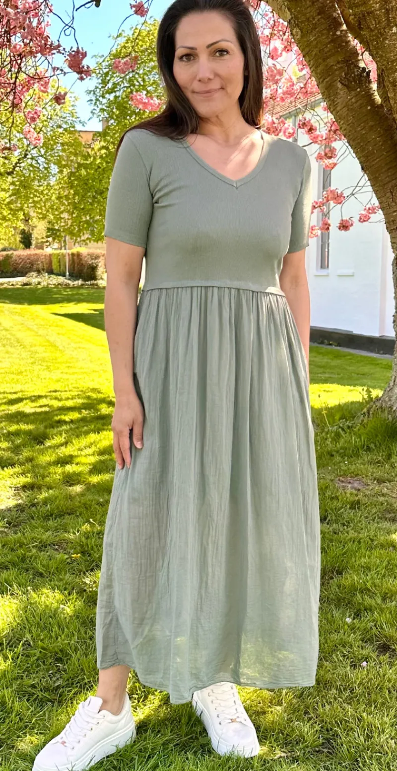 Christiane kjole med V-udskæring og overdel i rib khaki LikeLondon by Christina