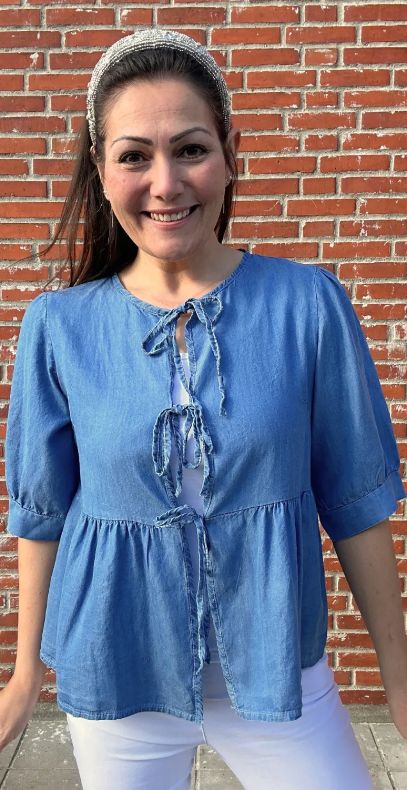 Claire bluse med bindebånd medium jeans LikeLondon by Christina