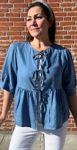Claire bluse med bindebånd medium jeans LikeLondon by Christina