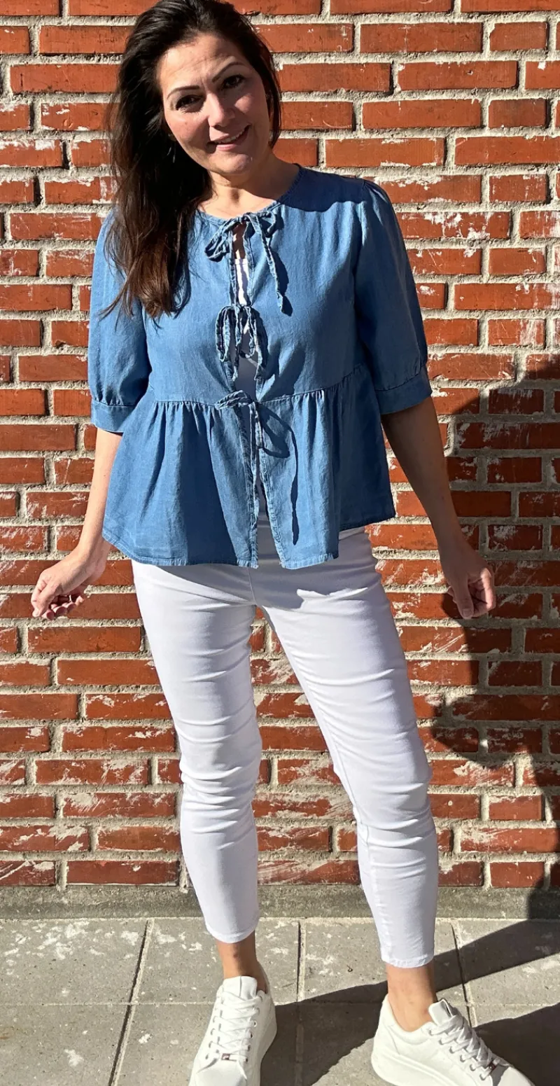 Claire bluse med bindebånd medium jeans LikeLondon by Christina