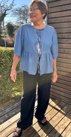 Claire bluse med bindebånd medium jeans LikeLondon by Christina