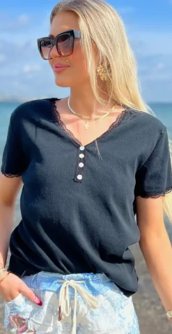Coco bluse med korte ærmer, blondekant og knapper sort LikeLondon