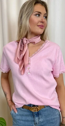 Coco bluse med korte ærmer, blondekant og knapper rosa LikeLondon